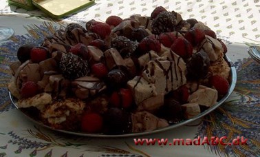foto af min egen udgave af den svenske lagkage. Jeg lægger den ikke sammen, men fylder is, små flødeboller, jordbær og flydende chokolade på toppen