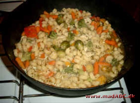 Hundemad - Kylling med grønsager og pasta Hundemad - Kylling med grønsager og pasta