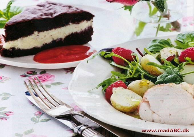 Baconkylling med salat og chokoladekage med jordbærpuré