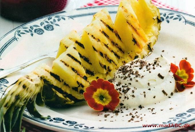 Grillstegt ananas med romcreme