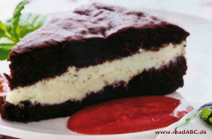 Hvid og mørk chokoladekage med jordbærpuré