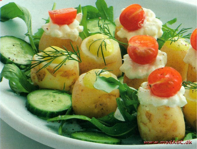 Nye kartofler med topping og salat