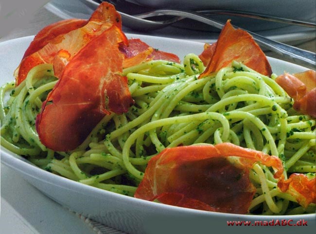 Pasta med sprød skinke og persillepesto