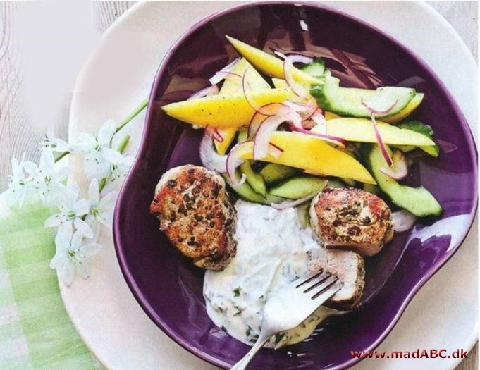 Peberstegte medaljoner med mango-agurkesalat og myntedip