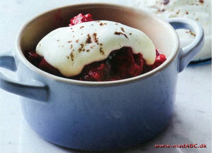Rabarber-jordbær-kompot med vaniljeskyr