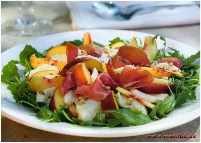 Salat med ferskner og skinke