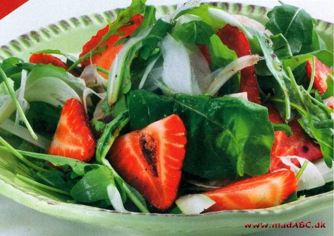 Salat med jordbær og fennikel
