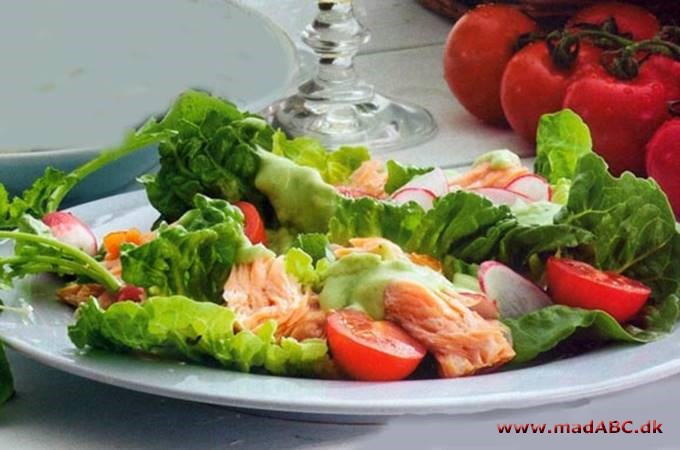 Salat med laks og avocadodressing