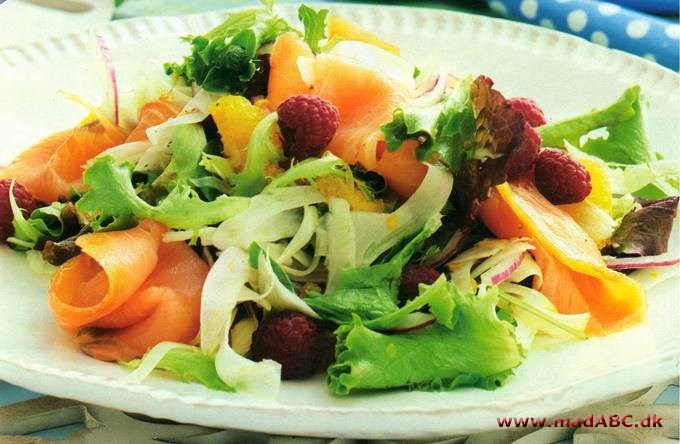 Salat med røget laks og hindbær