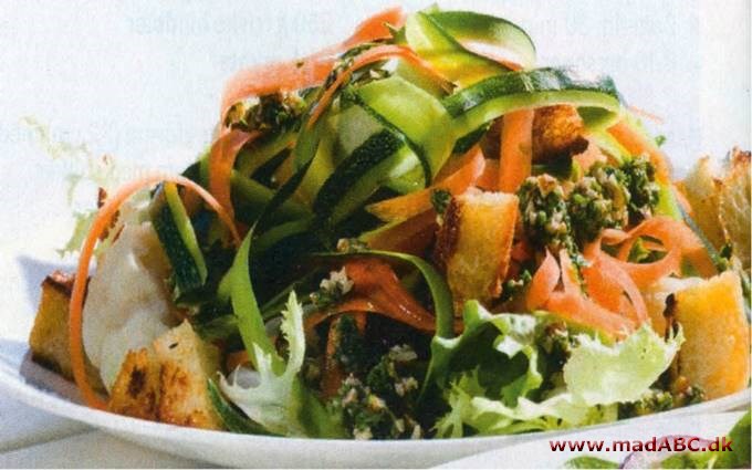 Grøn salat med brødcroutoner og grønsager