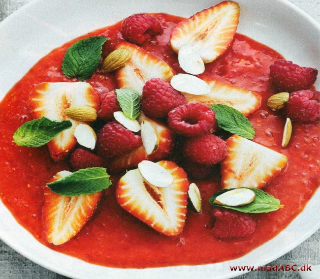 Jordbær-hindbærsalat med mandler