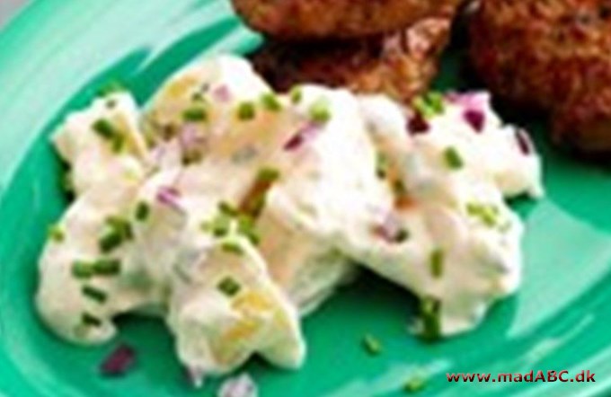Kartoffelsalat med agurk og rødløg