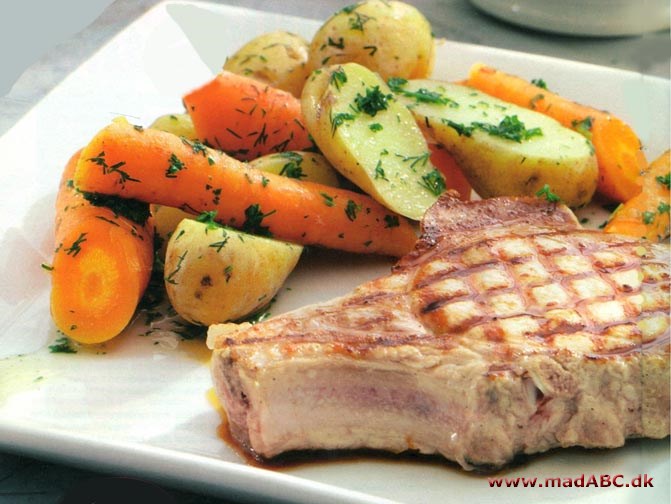 Kotelet med gulerødder og nye kartofler