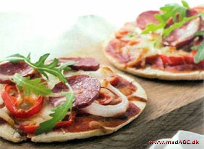 Minipizza med oksespegepølse