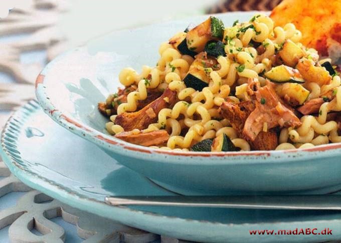 Pasta med kantareller og squash