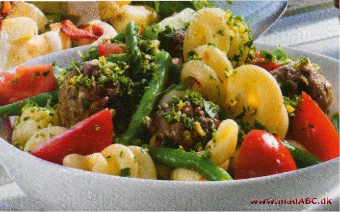 Pastasalat med små oksefrikadeller og gremolata