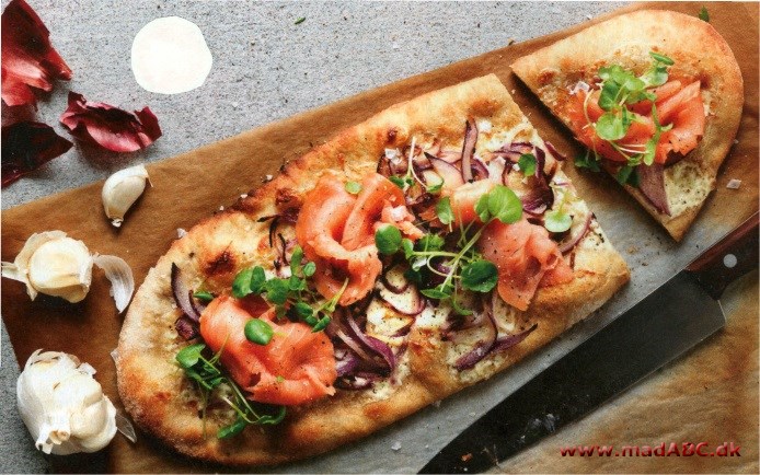 Pizza med cremefraiche og røget laks