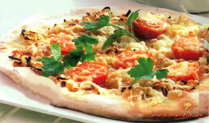 Pizza med tomater og bløde løg