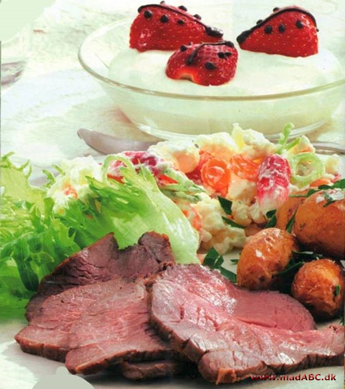 Roastbeef med salat og klassisk fløderand med jordbær