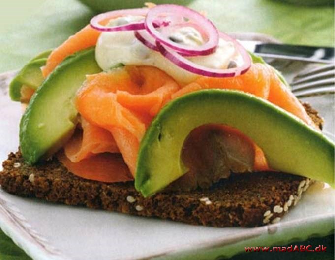 Rugbrød med laks og avocado