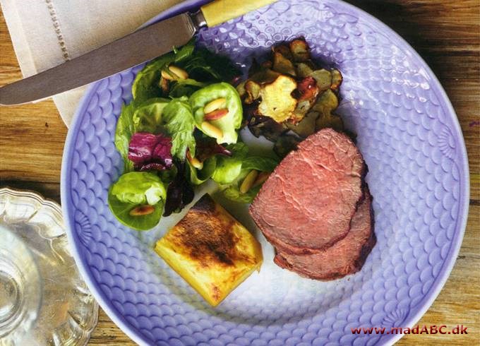 Grillet oksemørbrad med bagt kartoffel, jordskokchips og rosenkålssalat