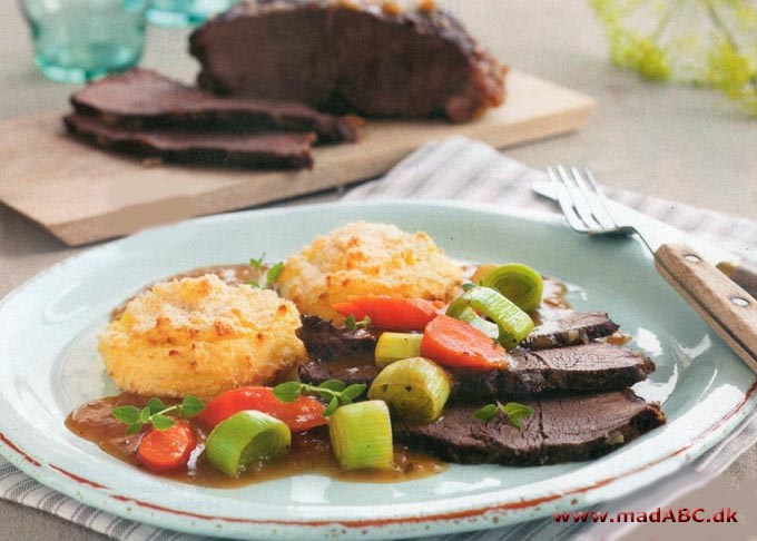 Grydestegt oksesteg med sauce og kartoffelmostoppe