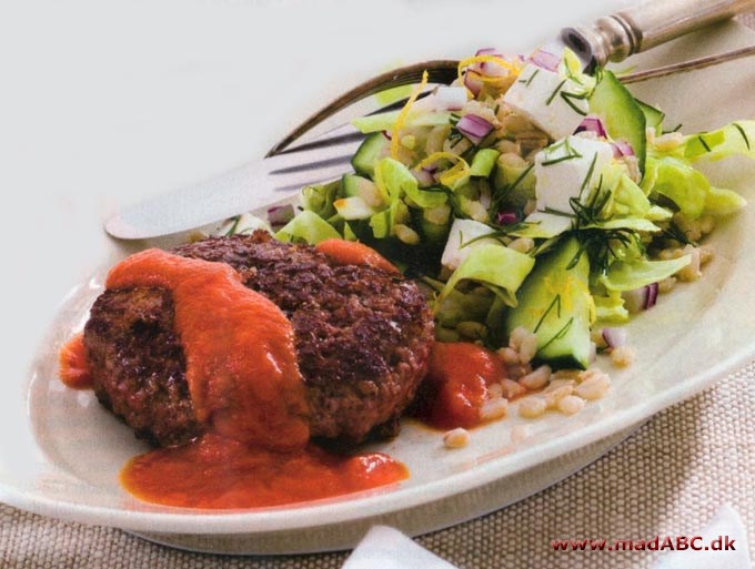 Græske hakkebøffer med tomatsauce og perlebygsalat