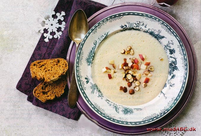 Jordskokkesuppe med æble- og nøddedrys