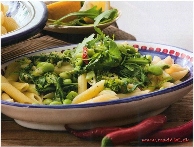 Pasta med broccoli og hestebønner