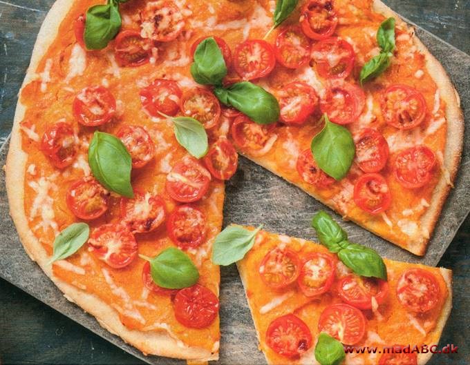 Pizza med græskar og tomater