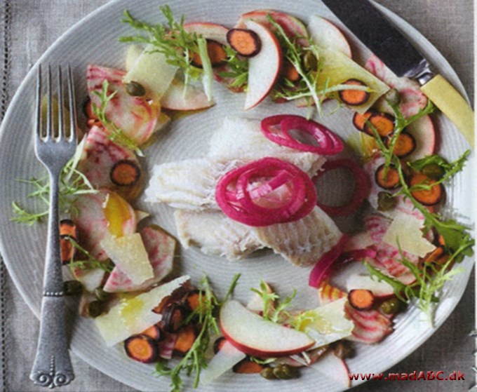 Pocheret torsk med syltede løg og salat af bolsjebeder