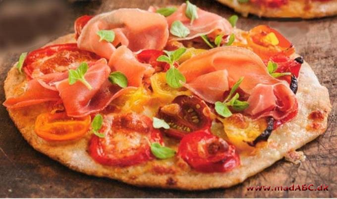Små pizzaer med tomater og skinke