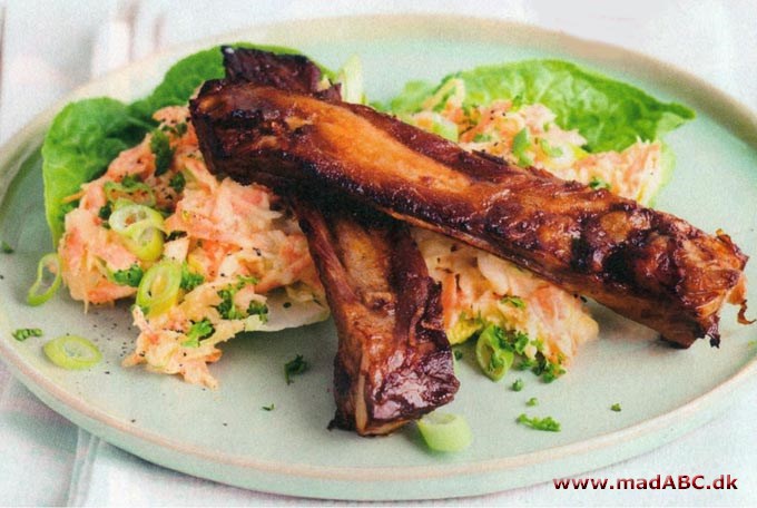 Spareribs og coleslaw