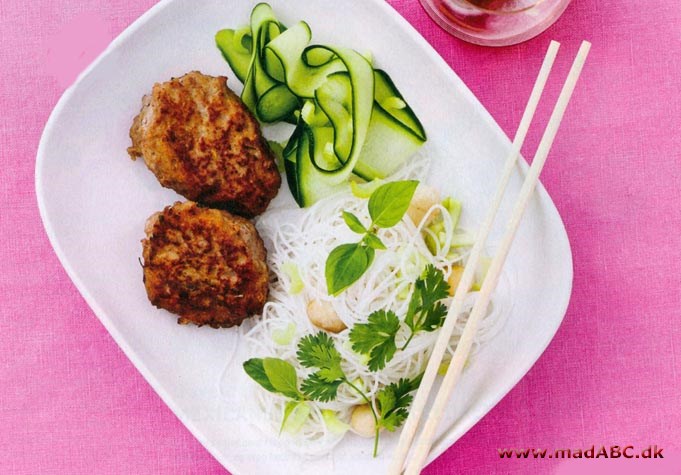 Thai-frikadeller med nudler og agurkesalat