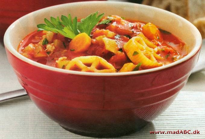 Tomatsuppe med pasta og bacon