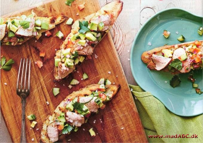 Bruschetta med paprikamørbrad og avocadosalat