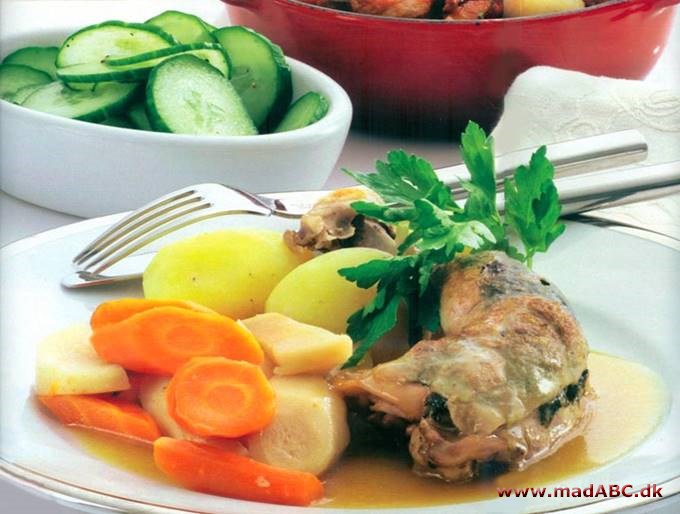 Grydestegt kylling med agurkesalat og skysauce - ren mormor