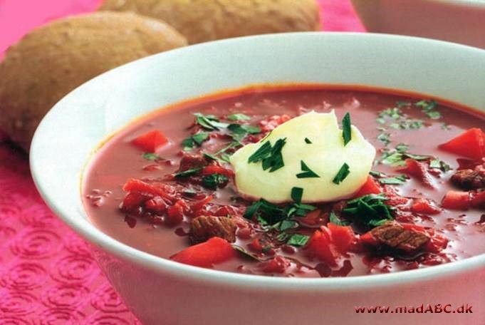 Gullaschsuppe med rødbede - skøn kødfuld suppe til kolde dage