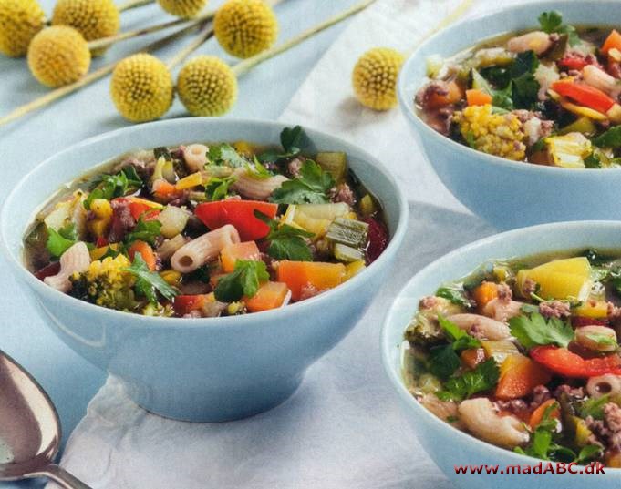 Italiensk suppe med oksekød og pasta