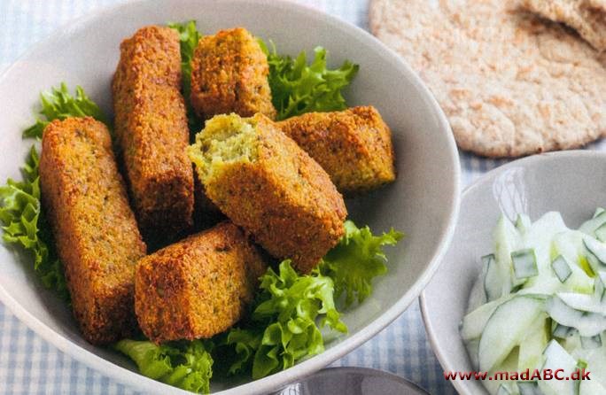 Nemme falafler med agurkesalat