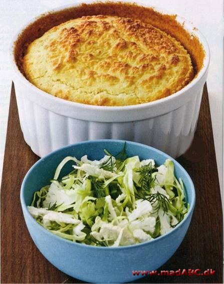 Ostesoufflé med kålsalat