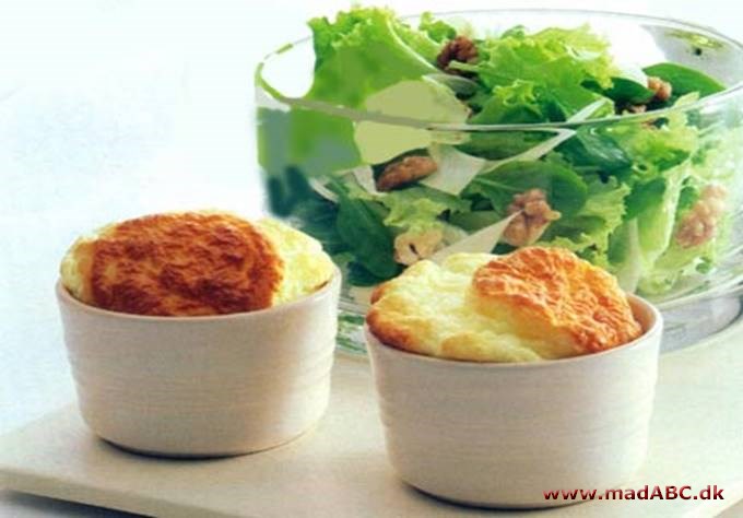 Ostesoufflé med salat