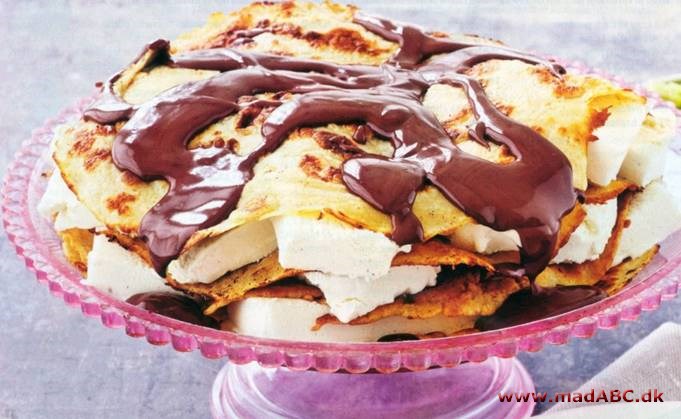 Pandekage-lagkage med is og chokoladesauce
