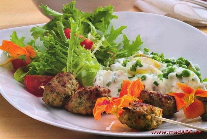 Sommerfrikadeller med cremet kartoffelsalat