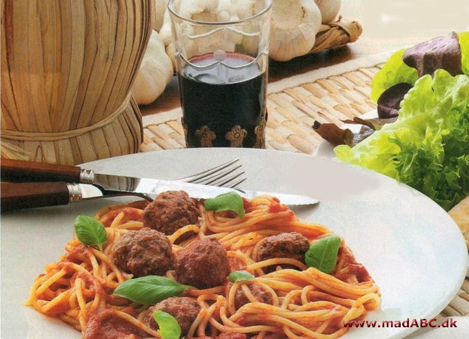 Spaghetti med kødboller og tomatsauce