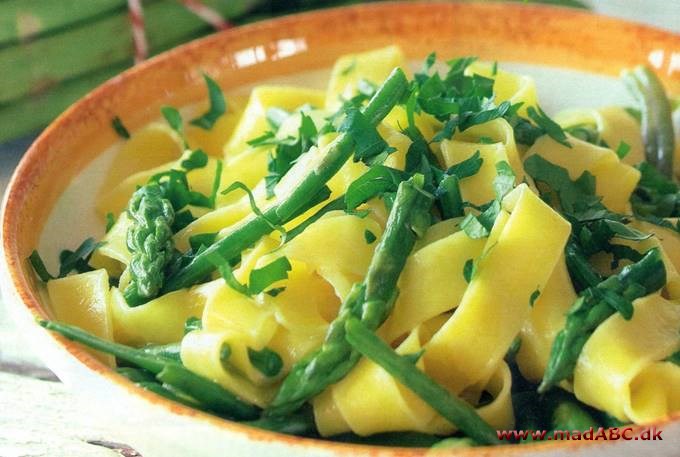 Pasta med asparges, ærter og bønner