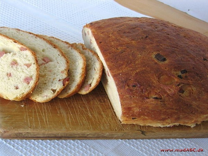 Brød med ost og pølse