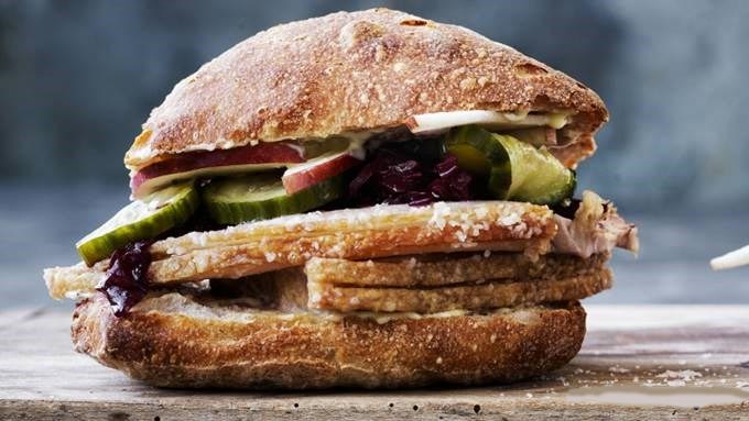 Flæskestegs-sandwich med æbler og rødkål