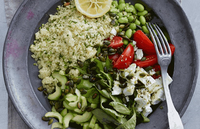 Couscous salat med tomater, bønner og feta