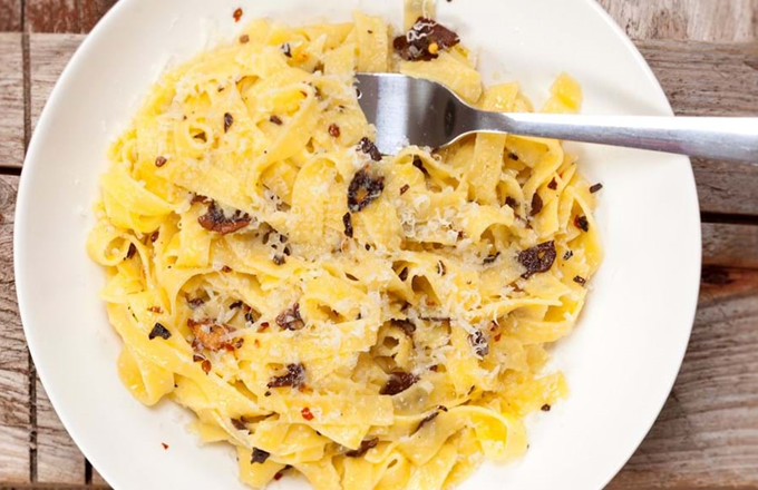 Pasta med hvidløg, chili og parmesanost